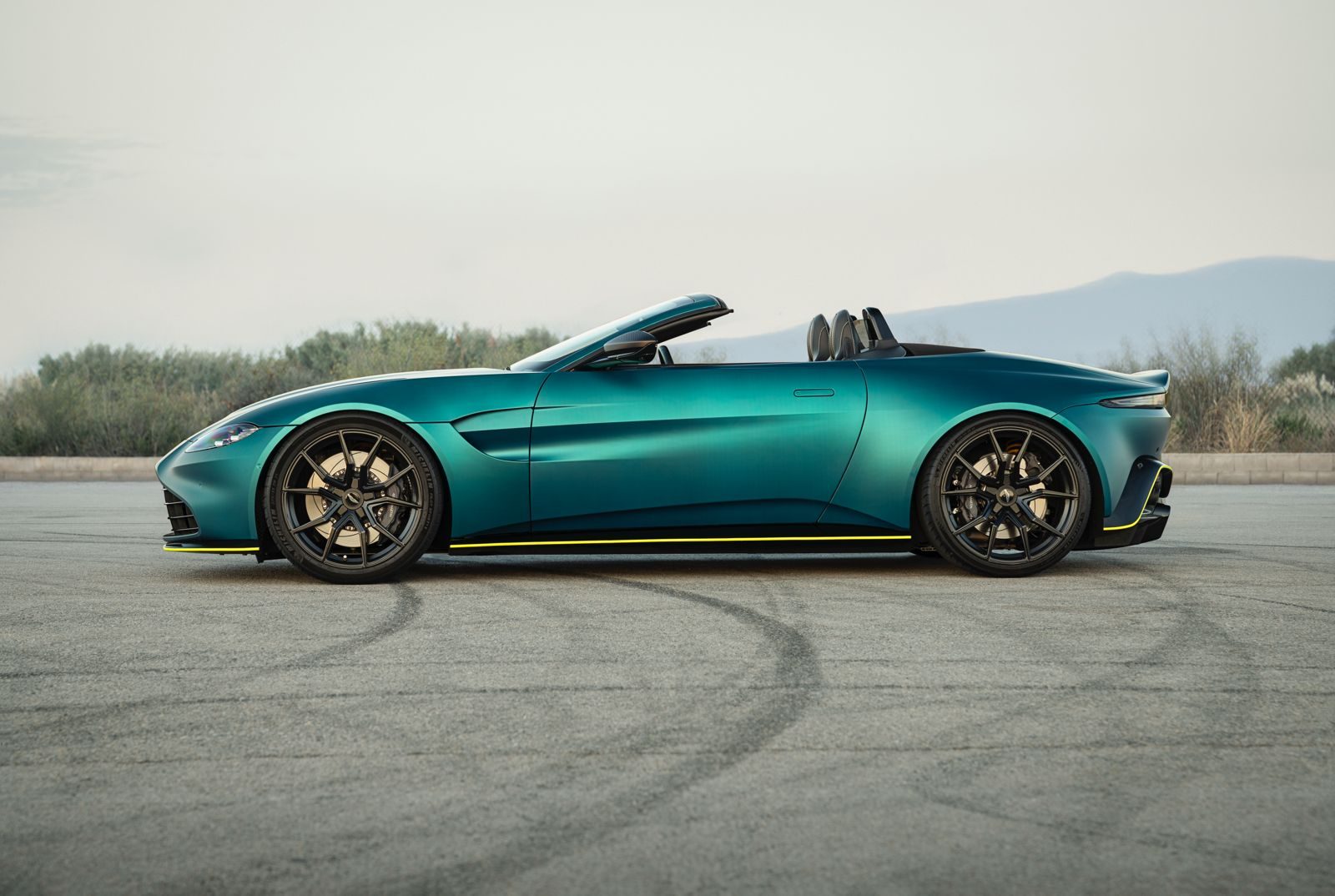 Aston Martin Vantage envuelto en verde mate por VOOW
