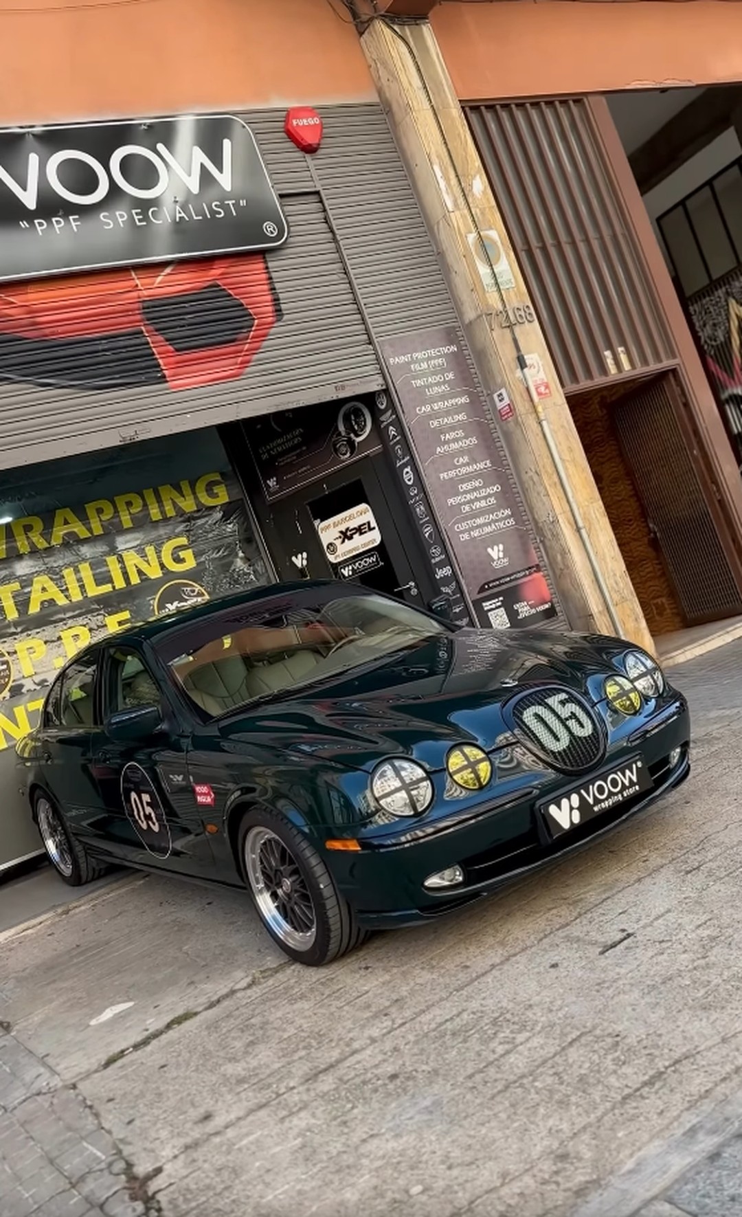 Jaguar S-Type clásico envuelto por VOOW