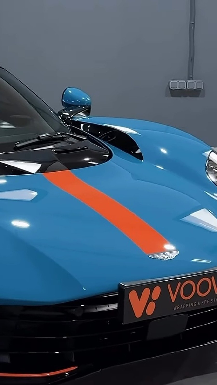 Aston Martin Valhalla con vinilo Gulf instalado por VOOW