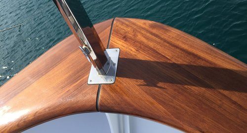 Detalle de protección en madera de yate